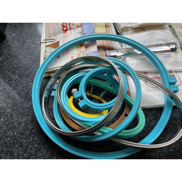 Vtg Embroidery Package Lot Of Cross Stitch Fabric Books Patterns Hoops Magnifier - Picture 4 of 5